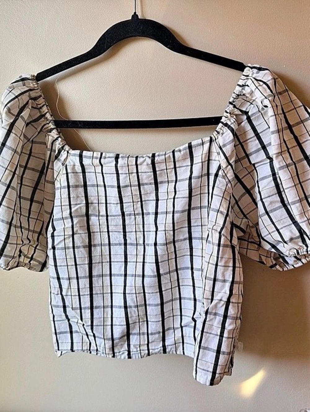 Levi’s Plaid Puff Sleeve Crop Top in White/Tan & Black. Size Medium